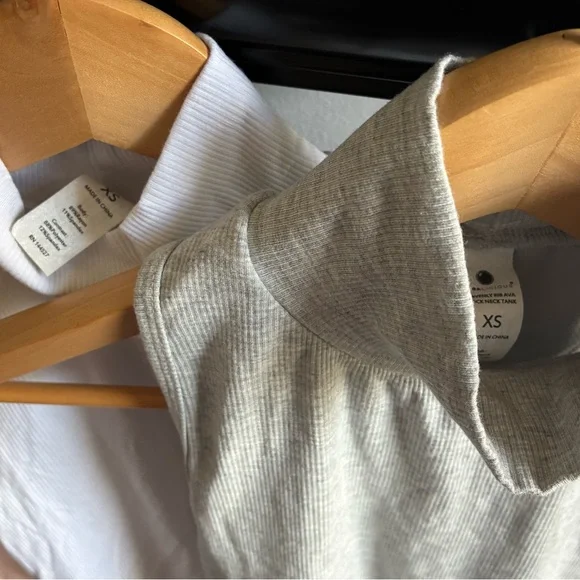 Lot of 7 women’s shirts - Old Navy, Universal Thread - Picture 2 of 14